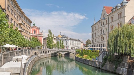 Pordečele še tri slovenske regije, oranžne le še tri na zahodu države