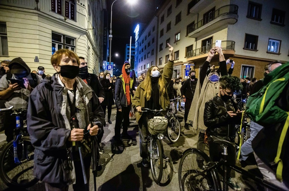 Protestniki na kolesih so se ustavili tudi pred RTV in jo podprli (foto: profimedia)