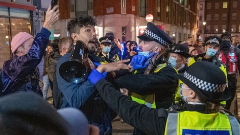 V Parizu in Londonu so zadnjo noč "na svobodi" dodobra izkoristili