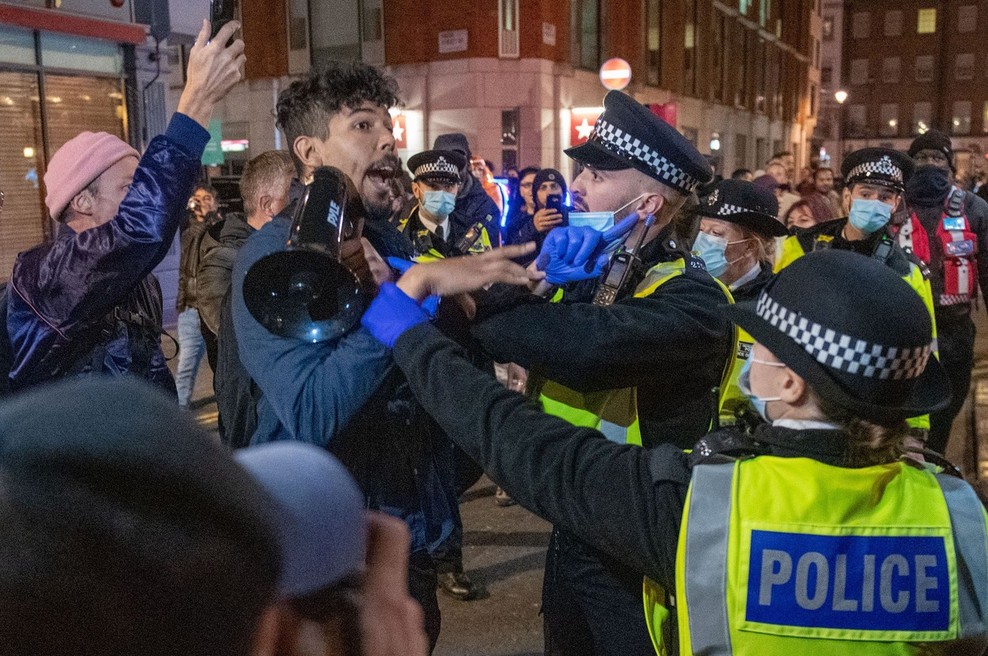 V Parizu in Londonu so zadnjo noč "na svobodi" dodobra izkoristili (foto: profimedia)