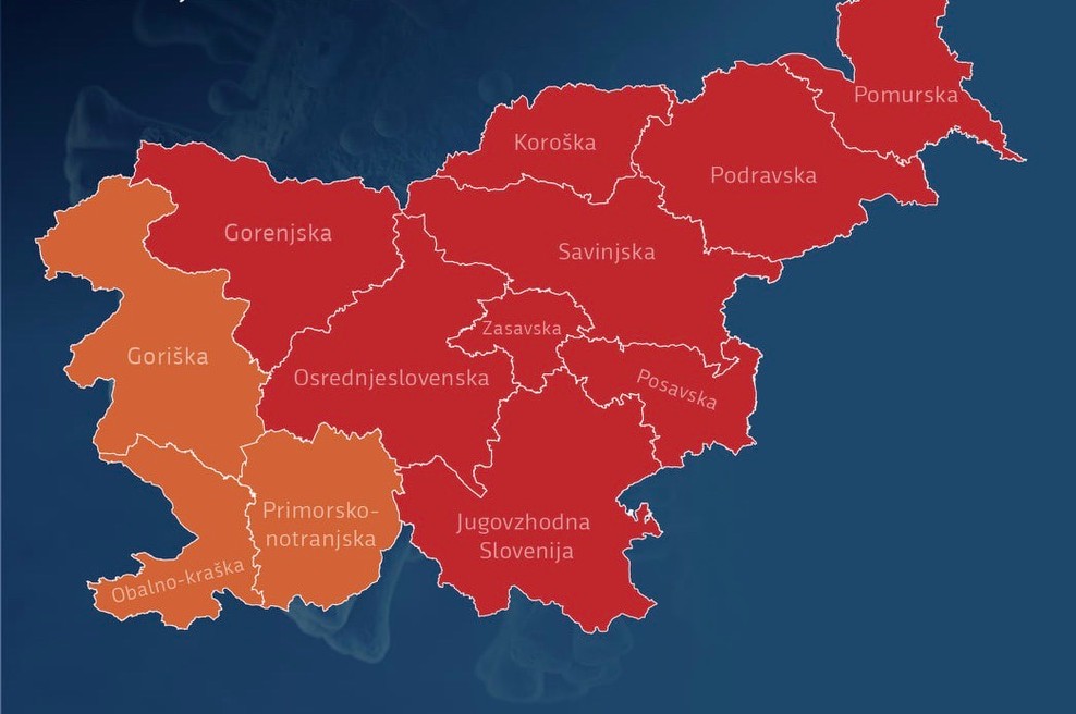 Iz rdečih regij dovoljeno le posameznikom s seznama izjem, ne pa tudi sopotnikom in družinskim članom (foto: VLADA RS)