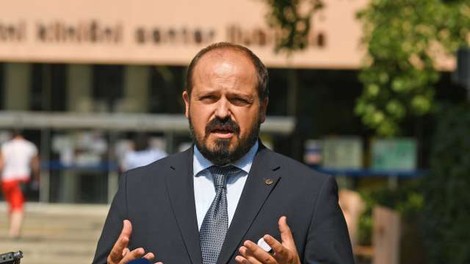 Janša za zdravstvenega ministra predlagal direktorja UKC Ljubljana Janeza Poklukarja