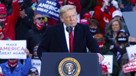 Trump na zborovanjih protikandidata Bidna označil za kriminalca