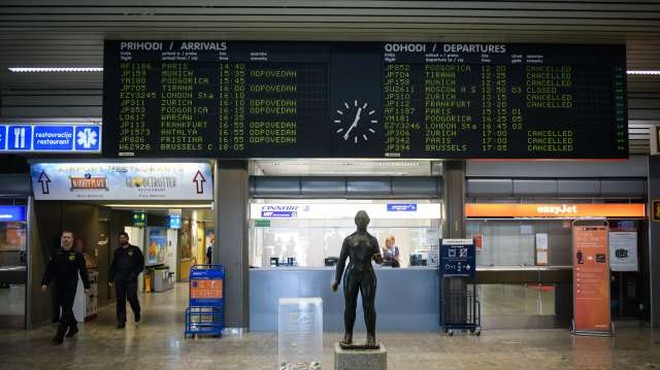 Na ljubljanskem letališču letos 80-odstoten upad števila potnikov (foto: Nebojša Tejić/STA)