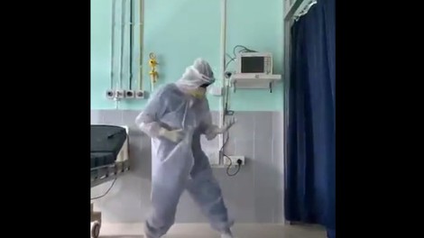 VIDEO: Indijski zdravnik navdušuje milijone s svojim plesom za covid paciente