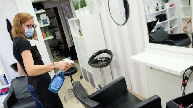 Vlada nekoliko sprostila pogoje za frizerske in kozmetične salone v rdečih regijah (foto: STA)