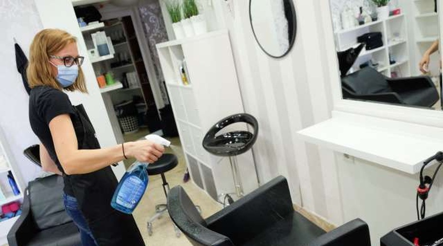 Vlada nekoliko sprostila pogoje za frizerske in kozmetične salone v rdečih regijah (foto: STA)