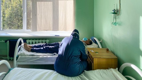 V slovenskih bolnišnicah trenutno na razpolago 100 postelj za intenzivno nego bolnikov s covidom-19
