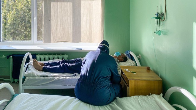 V slovenskih bolnišnicah trenutno na razpolago 100 postelj za intenzivno nego bolnikov s covidom-19 (foto: Profimedia)