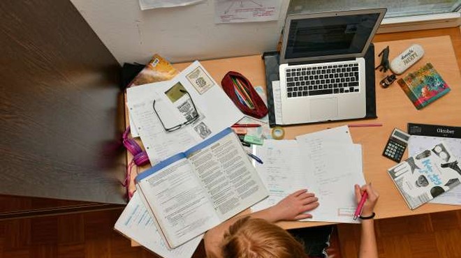 Tretji dan šolanja na daljavo: Napad na spletne učilnice (foto: Tamino Petelinšek/STA)