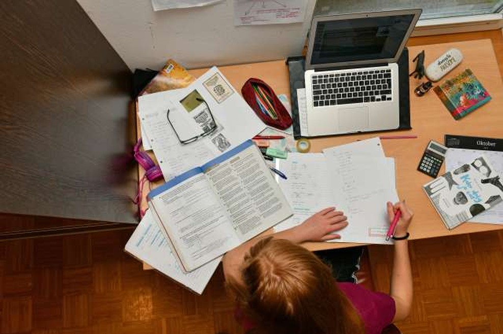 Tretji dan šolanja na daljavo: Napad na spletne učilnice (foto: Tamino Petelinšek/STA)
