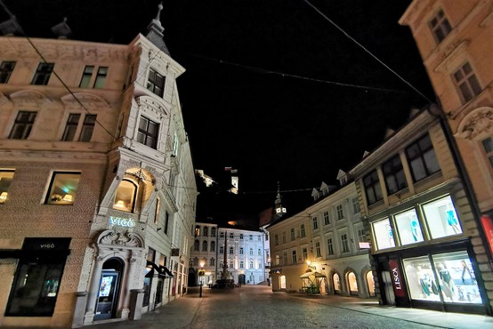 Fotoreportaža: Ljubljana ob začetku policijske ure - prazna in žalostna