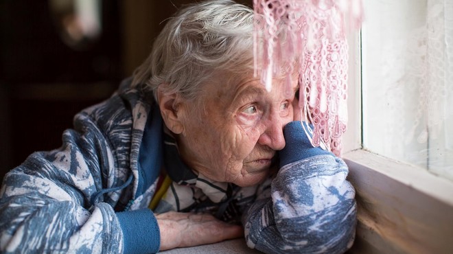 80-letna gospa hlipajoče v telefon Ninne Kozorog: "Jaz ne upam več ven!" (foto: profimedia)