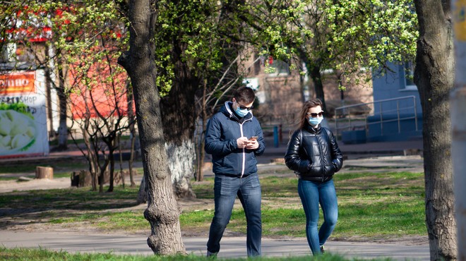 Od danes maske na prostem in zaprti lokali povsod po državi (foto: Shutterstock)