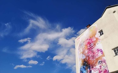Orjaška stenska poslikava umetnika JAŠE krasi fasado Mahrove hiše na ljubljanski tržnici.