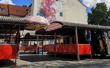Umetnikov objem vseh barv in spolov, ki v današnjem distopičnem svetu v Ljubljani nagovarja upanje