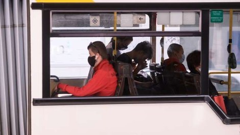 Anketa: Četrtina vprašanih v zvezi z informacijami o koronavirusu ne zaupa nikomur