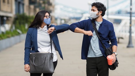 O tem, kako maske znižujejo tveganja za okužbo (in kaj imajo skupnega z zobno ščetko)