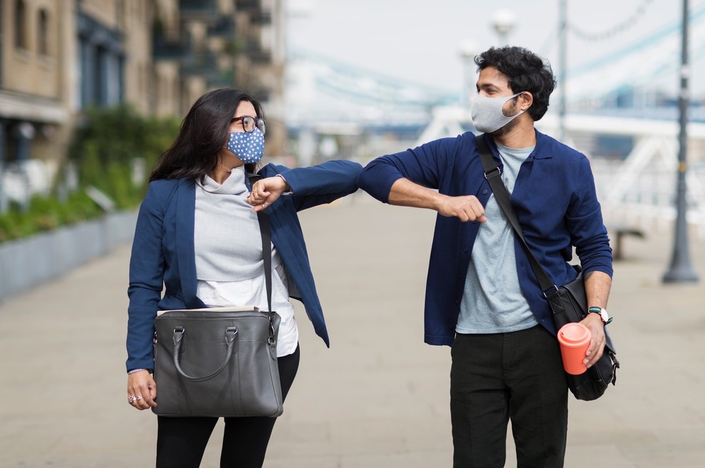 O tem, kako maske znižujejo tveganja za okužbo (in kaj imajo skupnega z zobno ščetko) (foto: profimedia)