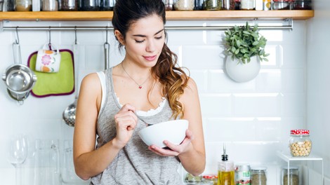 Prekinitveni post (ali intermittent fasting): kako poteka in kako pomaga pri izgubi telesne teže