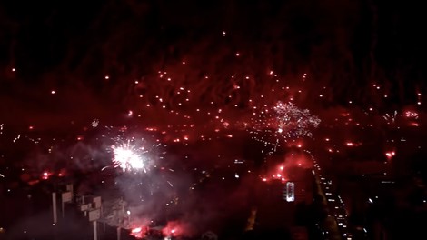 Spektakularni posnetki iz Splita: Ob obletnici navijaškega kluba Torcida nebo nad mestom zažarelo