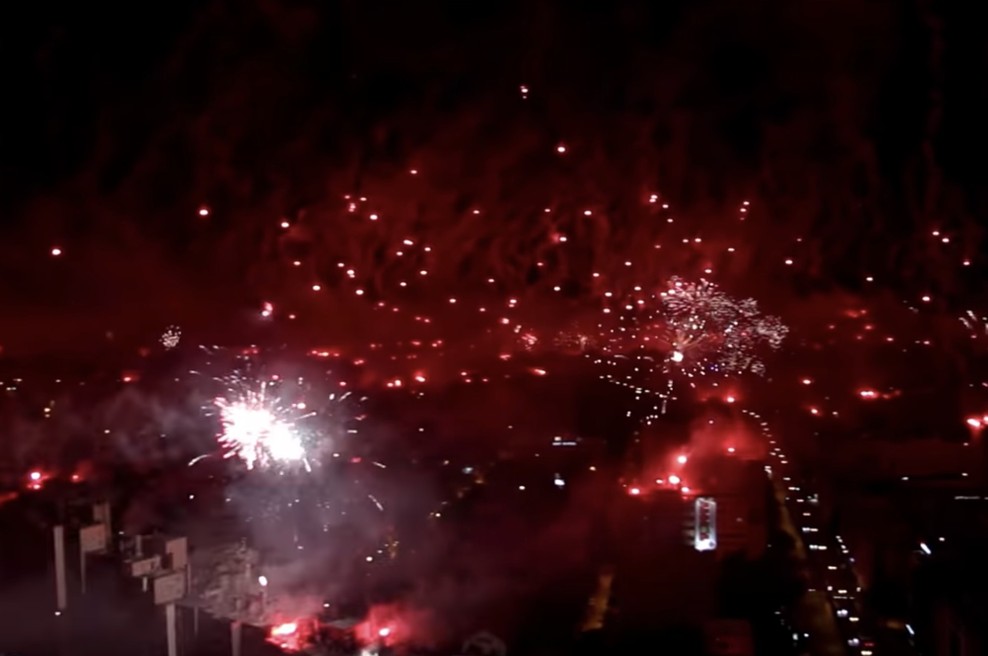 Spektakularni posnetki iz Splita: Ob obletnici navijaškega kluba Torcida nebo nad mestom zažarelo (foto: YouTube)