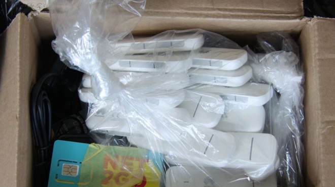 Osumljenca v sostorilstvu na Dob poskušala pretihotapiti večjo količino prepovedanih drog (foto: PU Novo mesto)