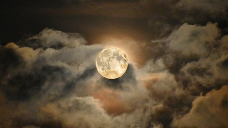 Prihaja polna luna na noč čarovnic! Pa nas luna res dela nore?