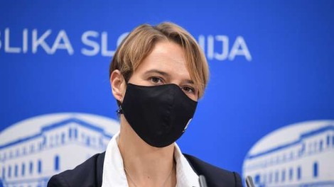 Tina Bregant: " Ljudje hodijo s kavo in sendvičem brez maske v gruči"