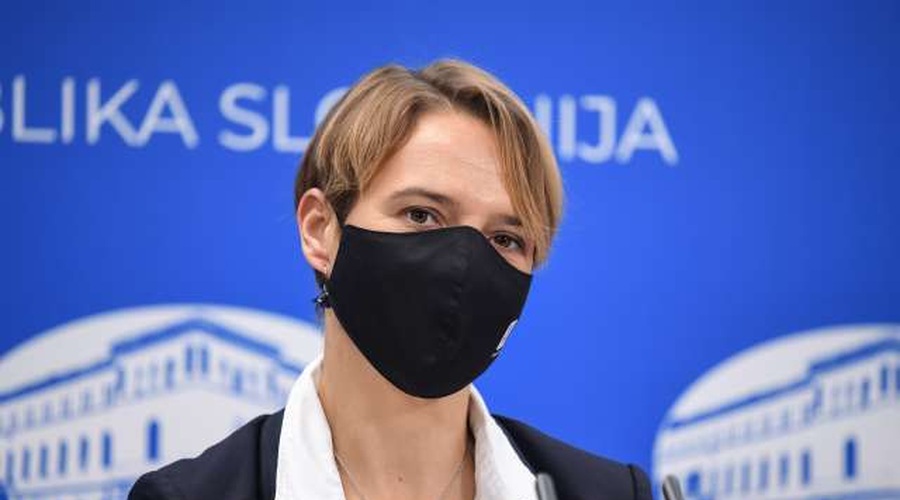 Tina Bregant: " Ljudje hodijo s kavo in sendvičem brez maske v gruči" (foto: Nebojša Tejić/STA)