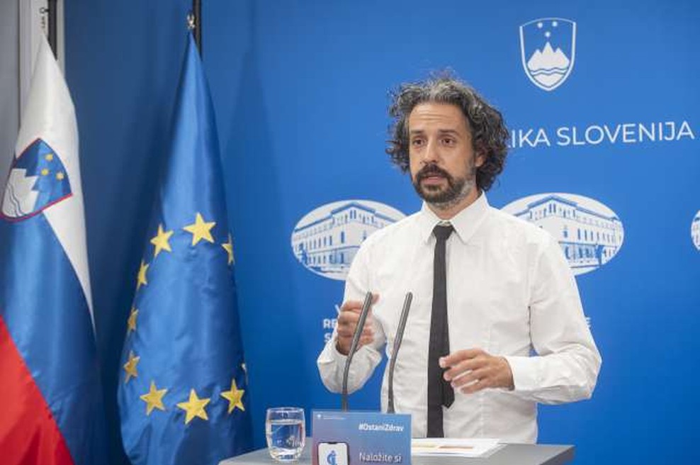 "Je kdo 18-letniku povedal, da če bo padel in si zlomil koleno, ne bo mogel priti do operacije?" (foto: Bor Slana/STA)