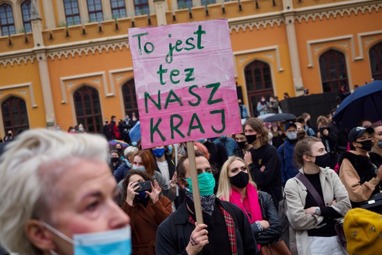 Poljski predsednik za omilitev odločitve ustavnega sodišča o prepovedi splava; podpora protestnikom tudi v Ljubljani