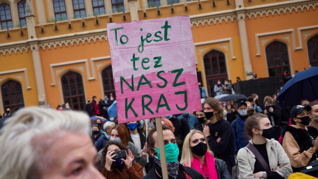 
                            Poljski predsednik za omilitev odločitve ustavnega sodišča o prepovedi splava; podpora protestnikom tudi v Ljubljani (foto: Shutterstock)