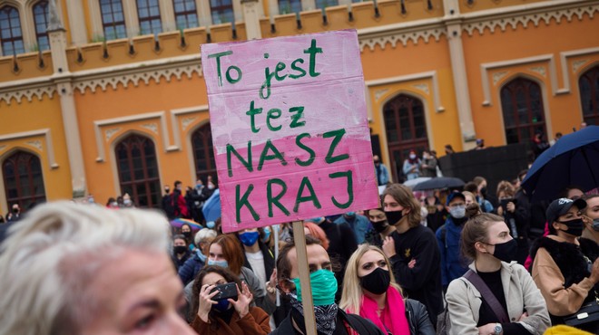 Poljski predsednik za omilitev odločitve ustavnega sodišča o prepovedi splava; podpora protestnikom tudi v Ljubljani (foto: Shutterstock)