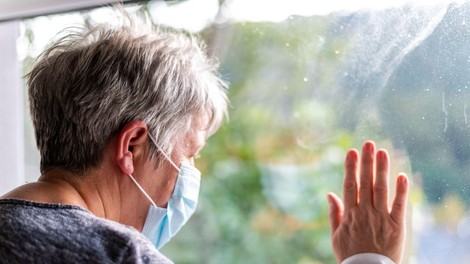 V enoti doma upokojencev Petrovo Brdo okuženih 86 od 93 stanovalcev