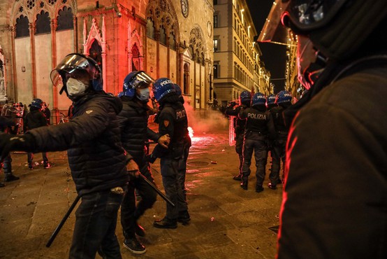 V Italiji rekordno število okužb in protesti, v Avstriji zaostreni ukrepi