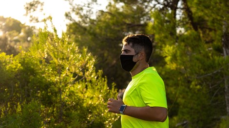 Zdravnik pretekel 35 kilometrov in dokazal, da so maske tudi v tem primeru varne