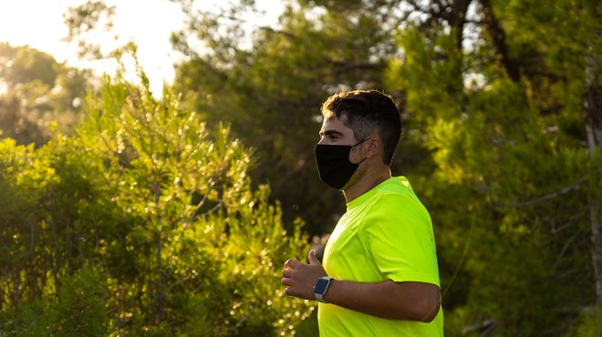 Zdravnik pretekel 35 kilometrov in dokazal, da so maske tudi v tem primeru varne (foto: Shutterstock)