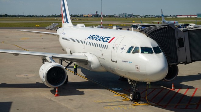 Francoska kompanija Air France zaradi koronavirusa začasno odpovedala lete (foto: profimedia)