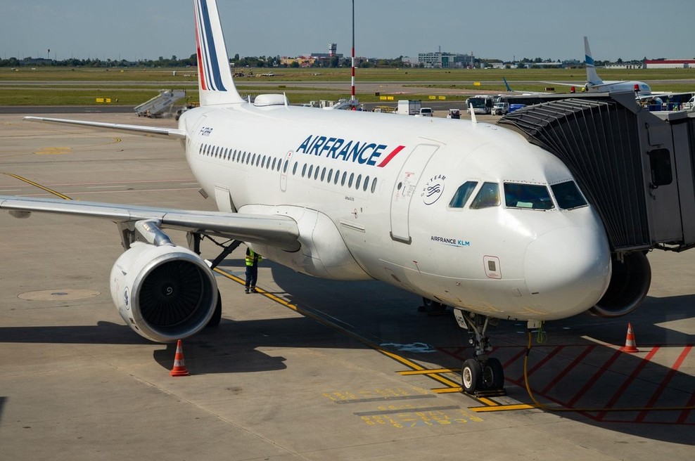 Francoska kompanija Air France zaradi koronavirusa začasno odpovedala lete (foto: profimedia)