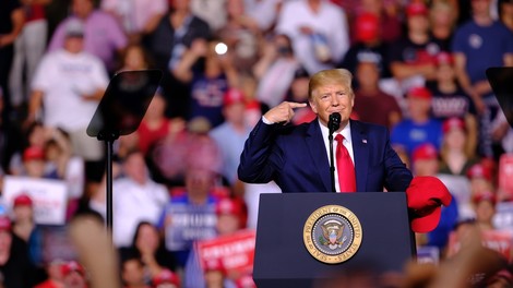Zadnji dan kampanje Trump z napornim urnikom zborovanj,  demokrati kljub anketam nervozni