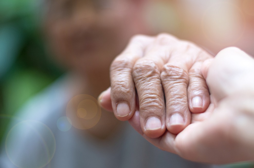 Kako je preživeti v domu upokojencev 13 ur na dan v skafandru (skozi oči srednješolca Tima) (foto: Shutterstock)