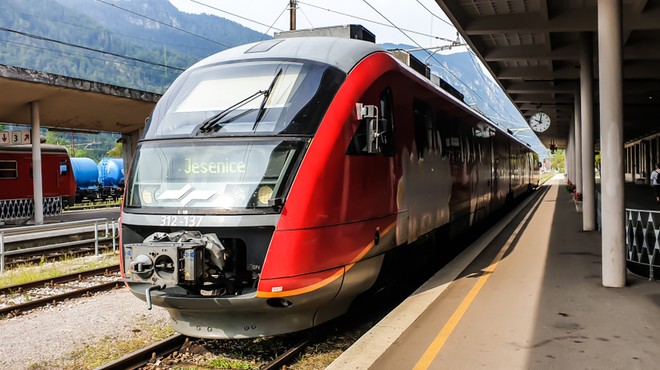 Železniška proga med Kranjem in Jesenicami se zaradi obnove zapira za sedem mesecev (foto: Shutterstock)