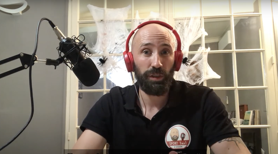Vid Kavtičnik v vlogi voditelja danes začenja svoj podcast 1na1 (foto: Posnetek zaslona YouTube)