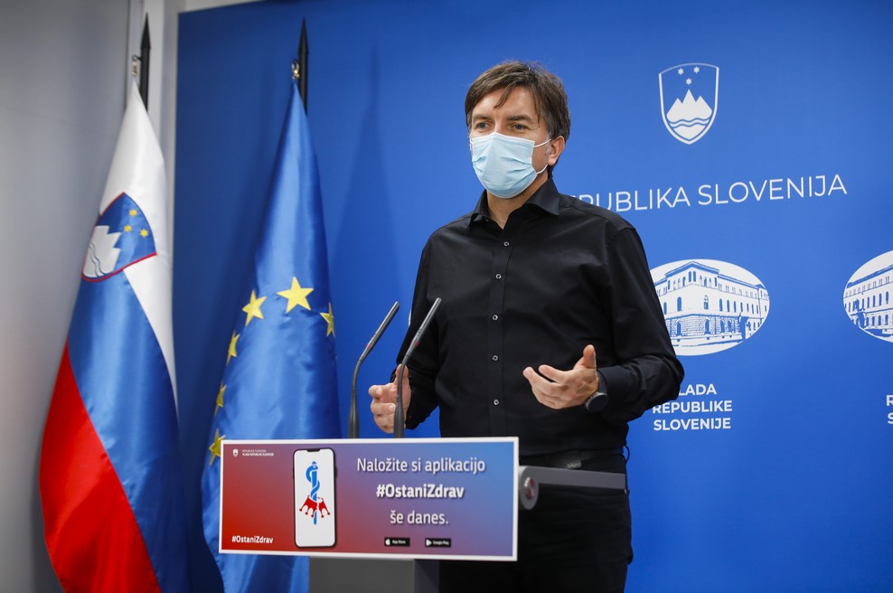 Družba se bo ponovno začela odpirati, ko bodo bolnišnice beležile več odpustov kot sprejemov! (foto: Anže Malovrh/STA)