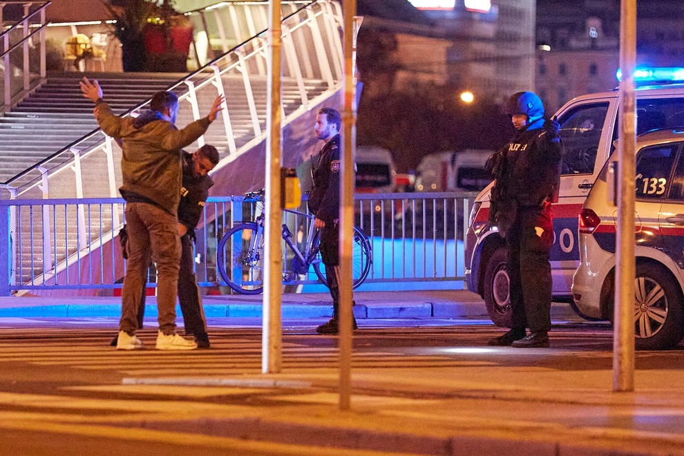 Teror na dunajskih ulicah skozi objektive na telefonih prestrašenih očividcev (foto in video)