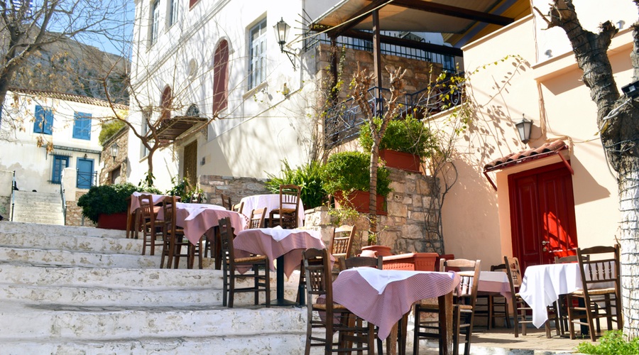 Evropskih državam, ki za mesec dni ustavljajo javno življenje, sta se pridružili Avstrija in Grčija (foto: Shutterstock)