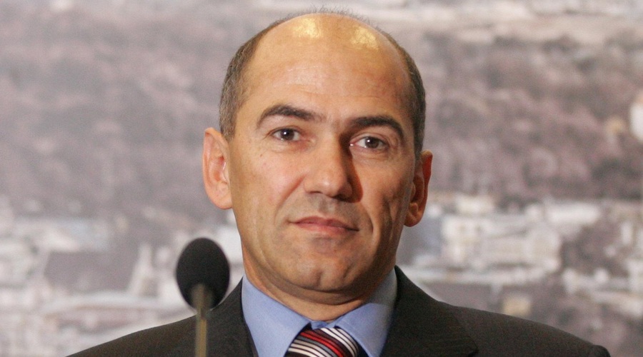 Janša (prehitro) čestital Trumpu, Twitter njegov čivk že opremil z opozorilom (foto: profimedia)