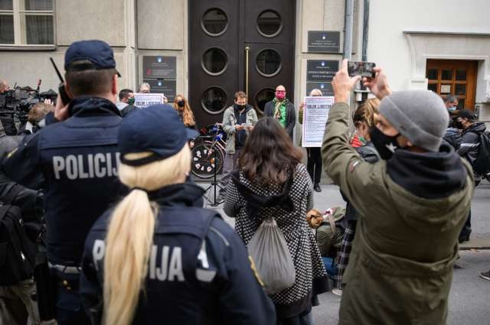 V kolesarskem protestniškem gibanju se zaradi možnega nasilja distancirajo od današnjega protesta (foto: Nebojša Tejić/STA)