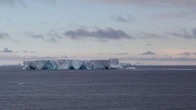 Največja ledena plošča na svetu se približuje odročnemu otoku v južnem Atlantskem oceanu (foto: Xinhua/STA)
